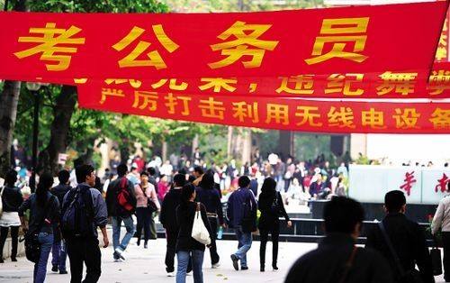 公务员档案在自己手里怎么办
